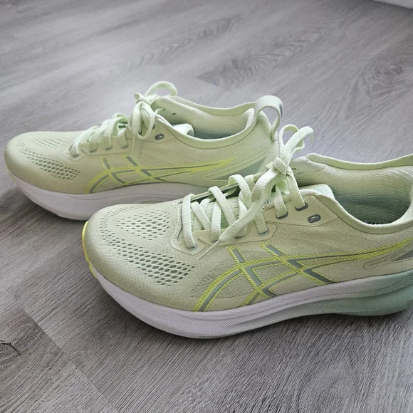 Asics Gel Kayano 31 Light Green Running Shoes - Picture 2 of 6